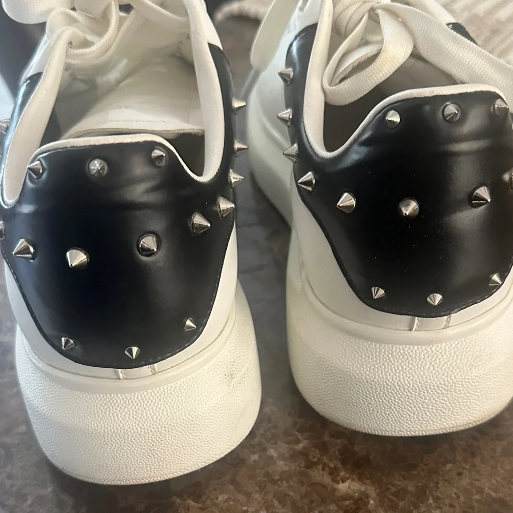 Alexander Mcqueen mens leather sneakers with Stud Details - Picture 4 of 10
